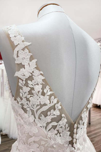 Chicloth Elegant Tulle Lace V Neck Ivory A-Line Wedding Dresses
