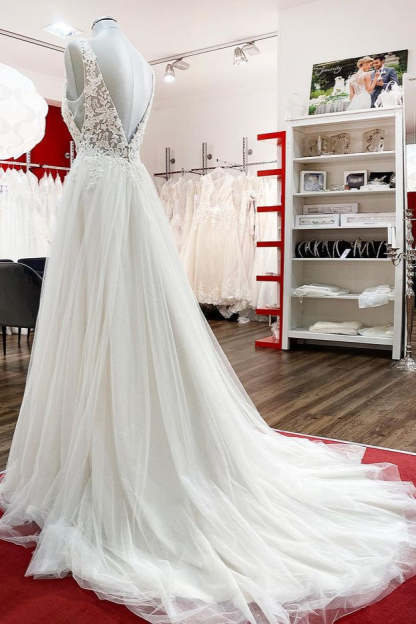 Chicloth Tulle Lace V Neck White Ruffles Wedding Dresses With Lace