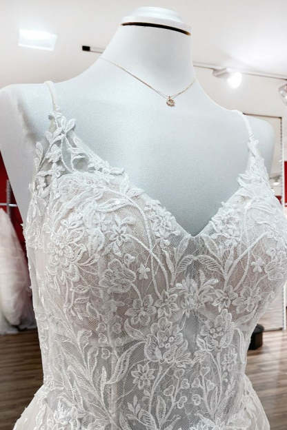 Chicloth Spaghetti Straps V Neck Tulle Ivory Lace A-Line Wedding Dresses