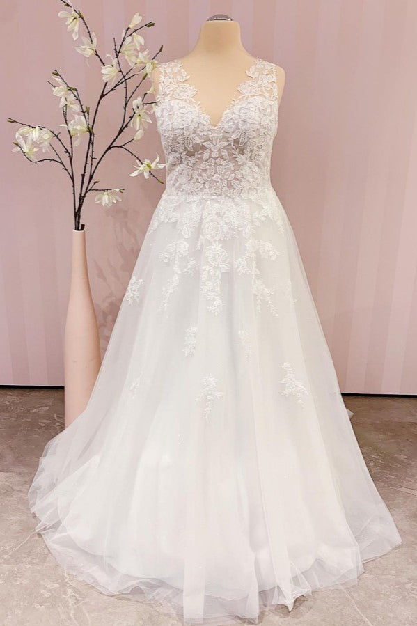 Chicloth Delicate Lace V-Neck Long Wedding Dress Sleeveless