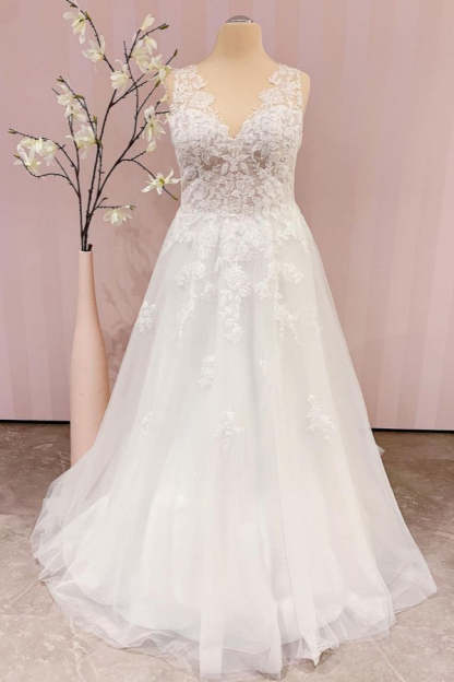 Chicloth Delicate Lace V-Neck Long Wedding Dress Sleeveless