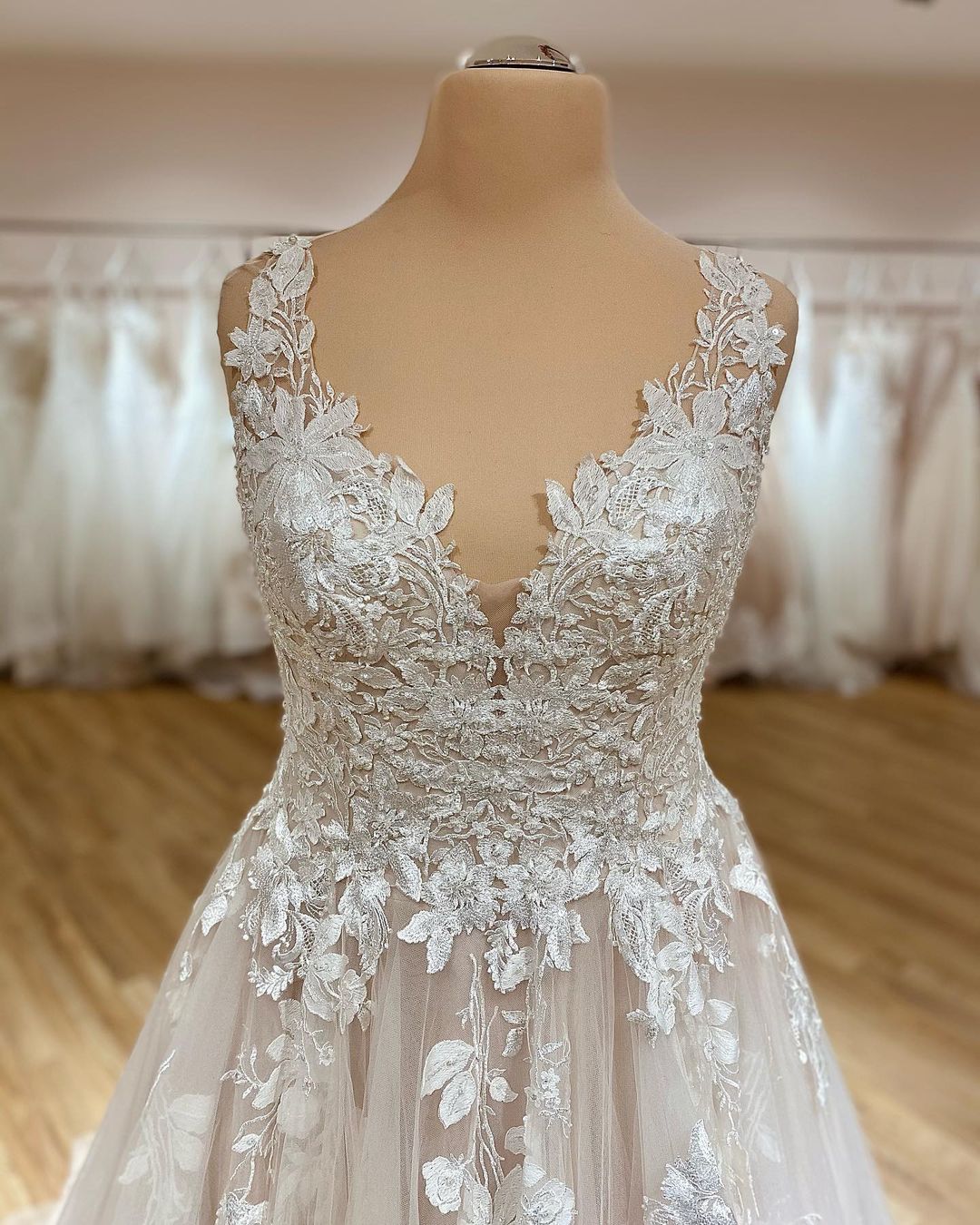 Chicloth V-Neck Wedding Dress Lace Appliques Tulle Bridal Gown