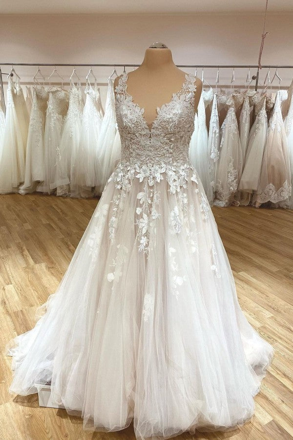 Chicloth V-Neck Wedding Dress Lace Appliques Tulle Bridal Gown