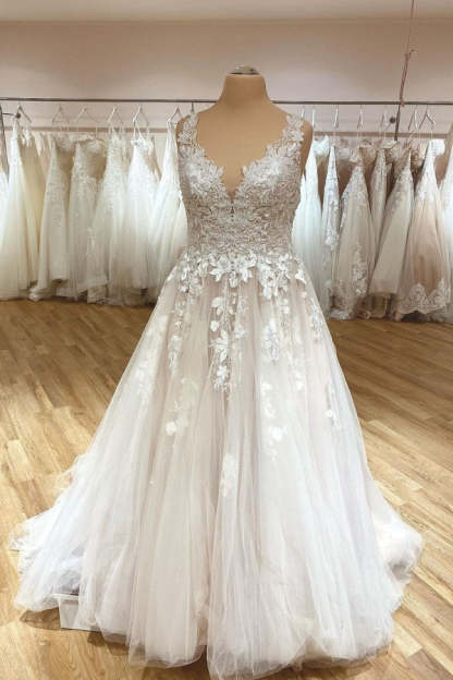 Chicloth V-Neck Wedding Dress Lace Appliques Tulle Bridal Gown