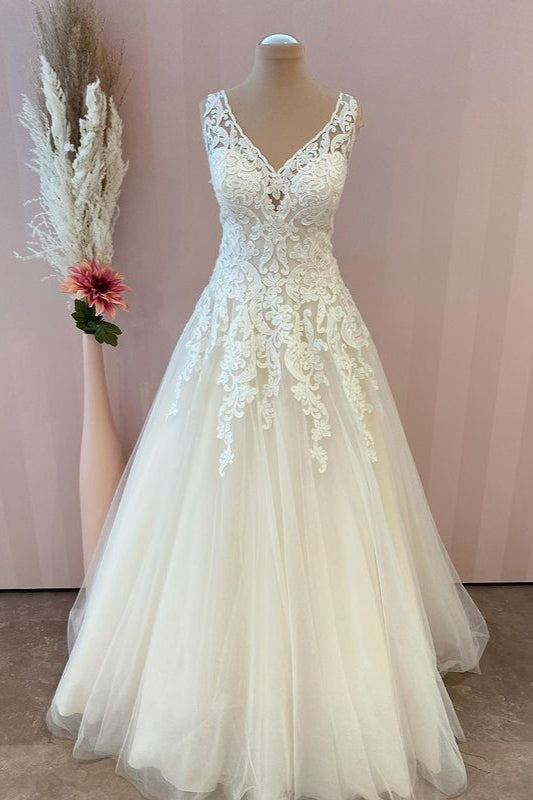 Chicloth V-Neck Lace Bridal Gown Sleeveless With Lace Appliques