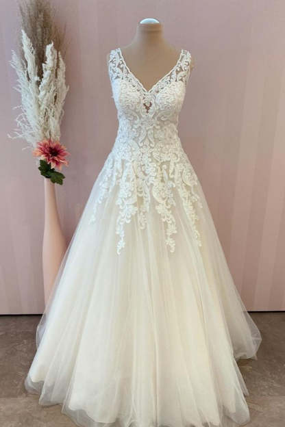 Chicloth V-Neck Lace Bridal Gown Sleeveless With Lace Appliques