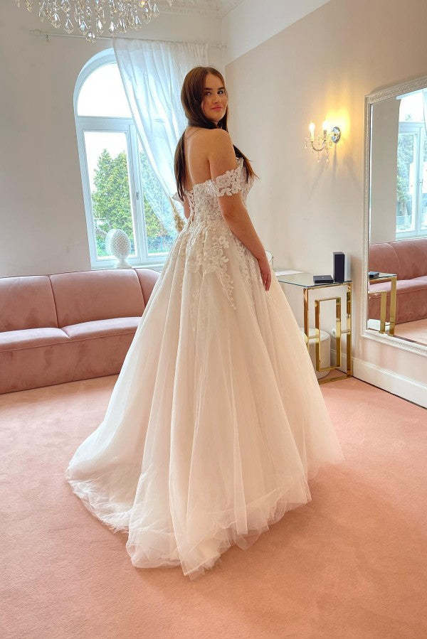 Chicloth Off-the-Shoulder Wedding Dress Tulle Princess With Lace Appliques