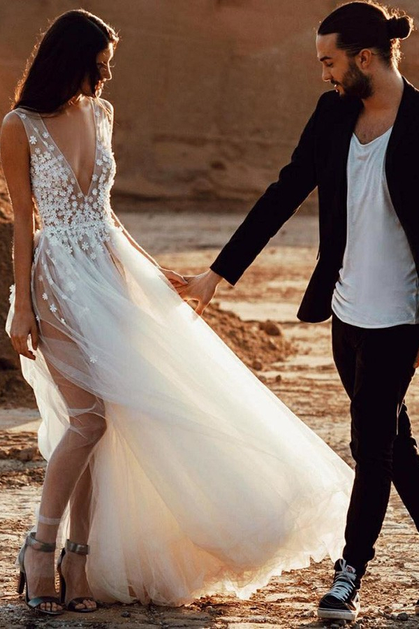 Sexy V-Neck Tulle Lace Applique Sleeveless Wedding Reception Dress
