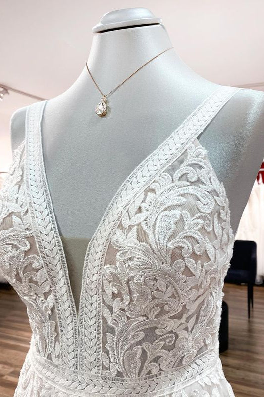 Chicloth Sleeveless Ivory Lace Appliques A-Line Wedding Dresses