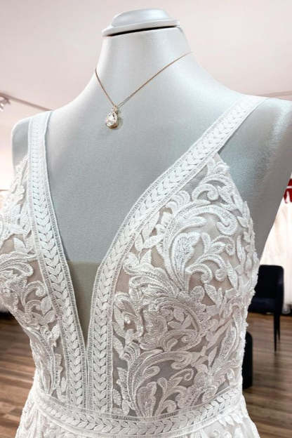Chicloth Sleeveless Ivory Lace Appliques A-Line Wedding Dresses
