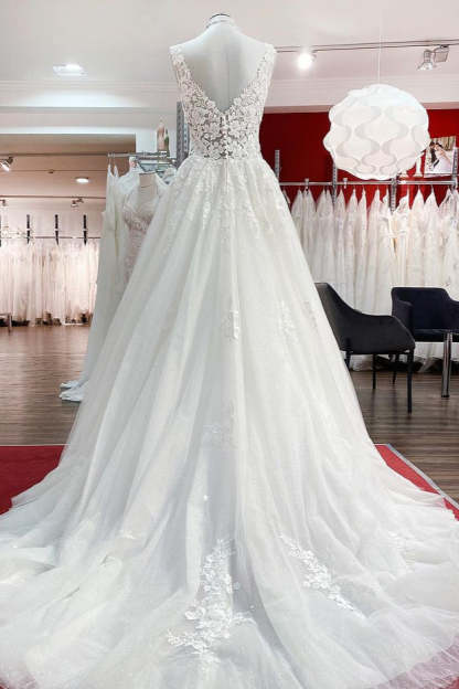 Chicloth Eye-taking V Neck Tulle Lace White Ruffles Wedding Dresses Long