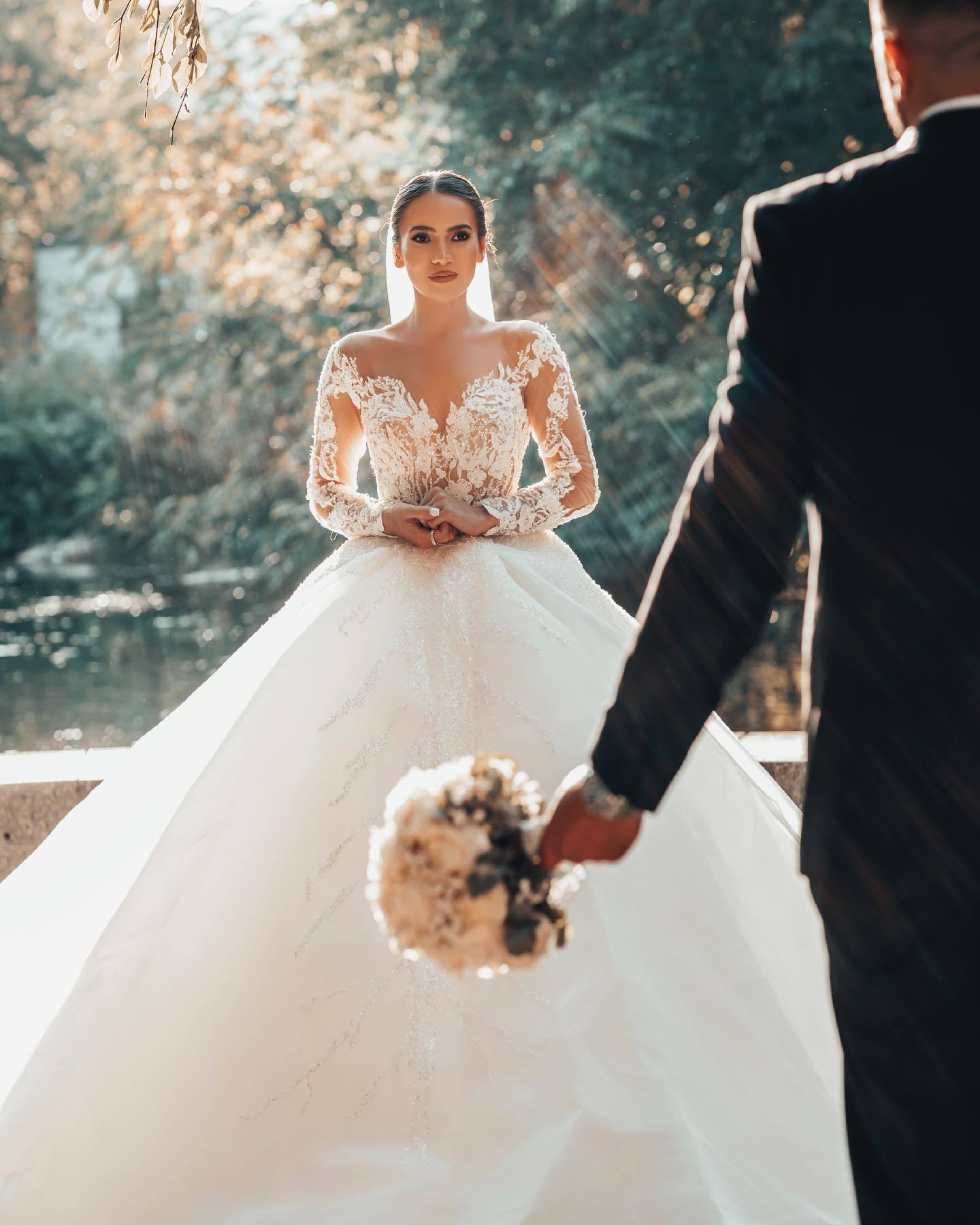 Chicloth Long Sleeves Ball Gown Wedding Dress V-Neck Tulle With Lace Beads