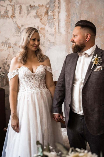 Chicloth Off-the-Shoulder Wedding Dress Tulle Lace Long