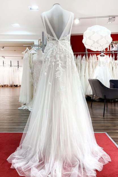 Chicloth Sleeveless Ivory Lace Appliques A-Line Wedding Dresses