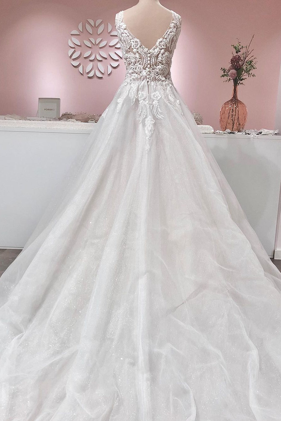 Chicloth Sleeveless Lace Appliques Wedding Dress Long With V-Neck