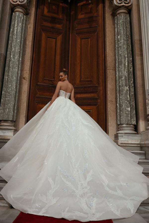 Chicloth Strapless Wedding Dress Ball Gown With Lace Appliques