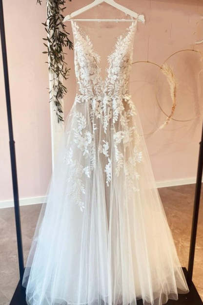 Chicloth Tulle Wedding Dress V-Neck Sleeveless With Appliques