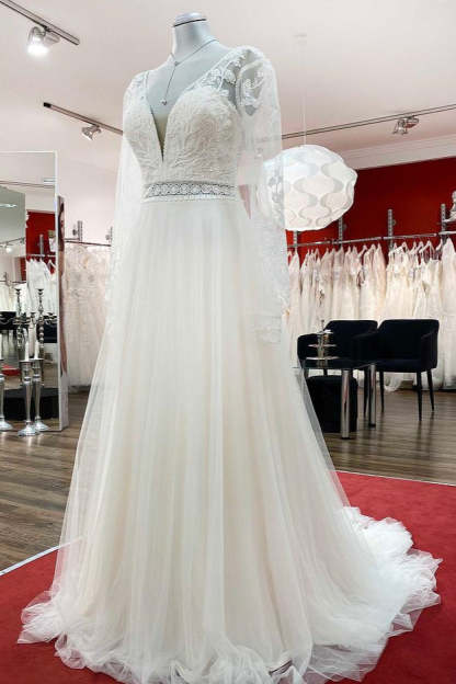Chicloth Sweetheart Tulle Beadings Lace Appliques Wedding Dresses With Long Sleeves