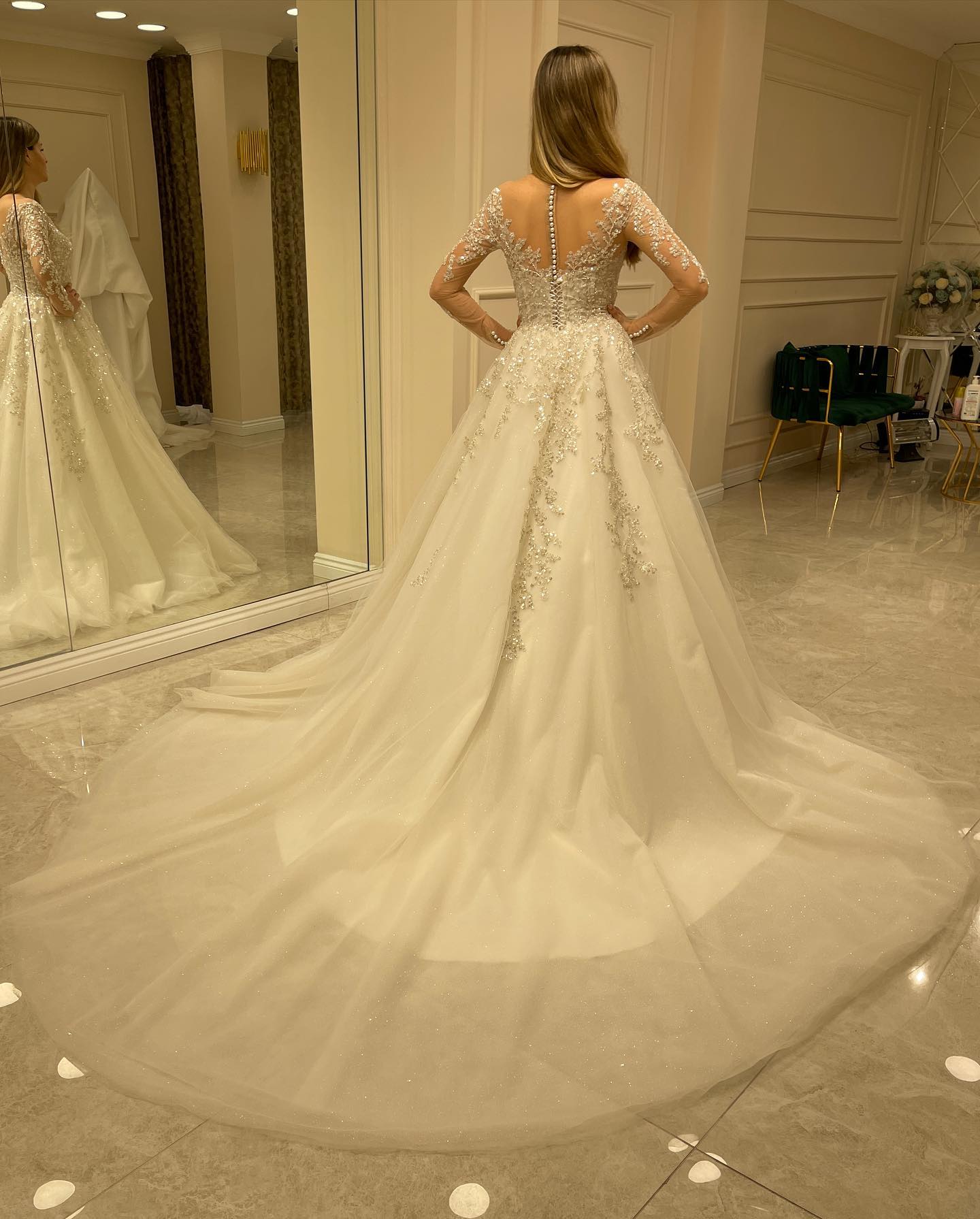 Chicloth Long Sleeves Wedding Dress Lace Appliques A-Line