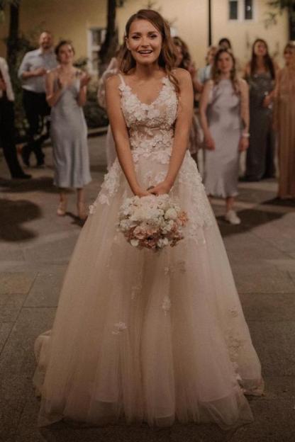 Chicloth Sleeveless V-Neck Beach Wedding Dress With Appliques
