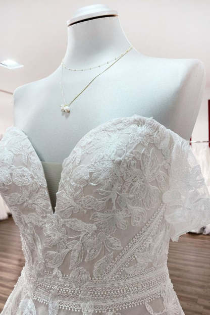 Chicloth Tulle Off The Shoulder Sweetheart Lace Appliques Wedding Dresses