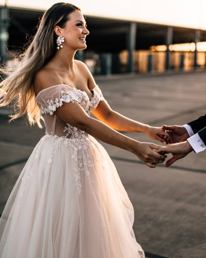 Chicloth Champagne Off-the-Shoulder Beach Wedding Dress Tulle With Appliques