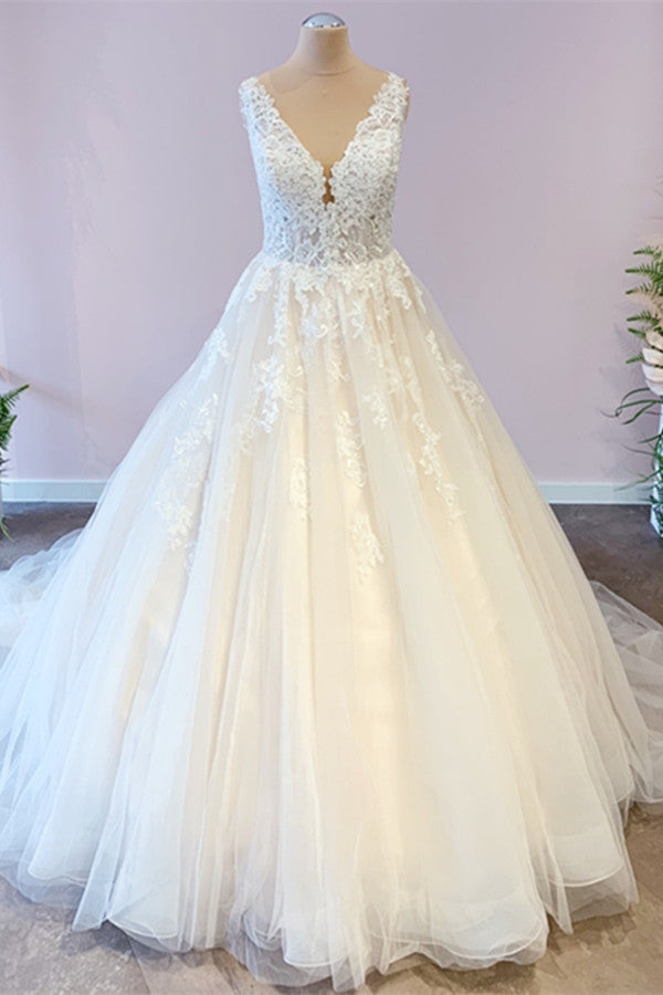 Chicloth V-Neck Sleeveless Ball Gown Wedding Dress Lace Appliques