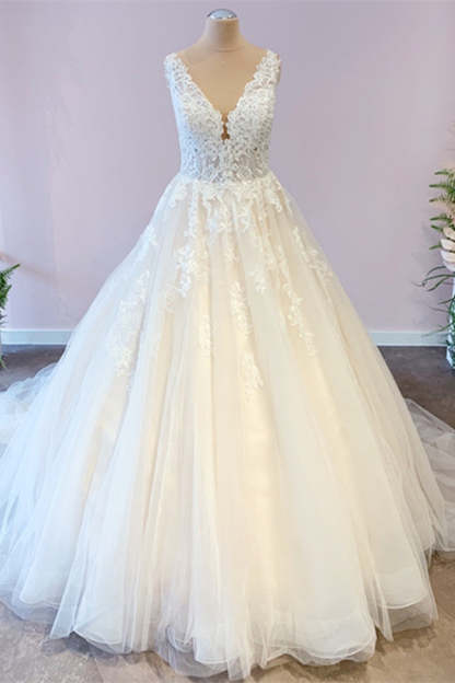 Chicloth V-Neck Sleeveless Ball Gown Wedding Dress Lace Appliques
