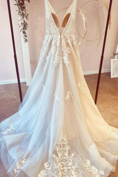 Chicloth V-Neck Sleeveless Wedding Dress Appliques Lace Tulle Online