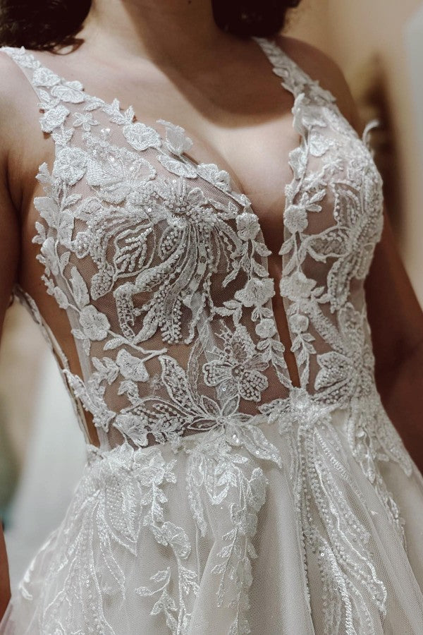 Chicloth V-Neck Sleeveless A-Line Wedding Dress Lace Appliques With Beads