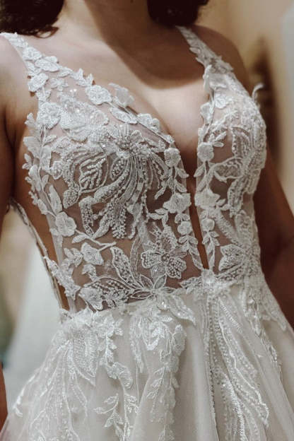Chicloth V-Neck Sleeveless A-Line Wedding Dress Lace Appliques With Beads