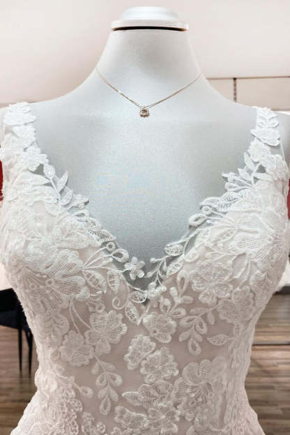 Chicloth Simple Tulle Lace V Neck Appliques A-Line Wedding Dresses Long
