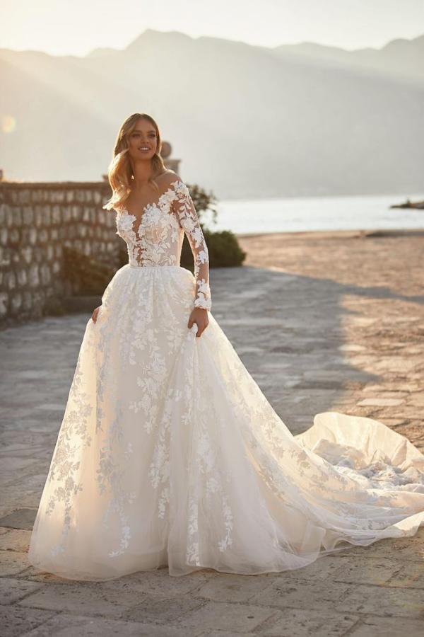 Elegant Floral Lace Aline Wedding Dress with Long Sleeves Backless Bridal Dress