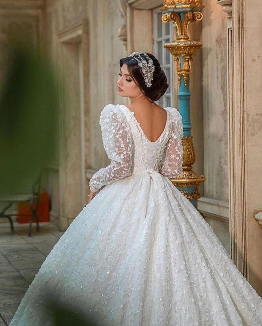 Chicloth Long Sleeves Ball Gown Wedding Dress Appliques V-Neck Bridal Gown