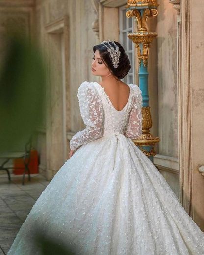 Chicloth Long Sleeves Ball Gown Wedding Dress Appliques V-Neck Bridal Gown