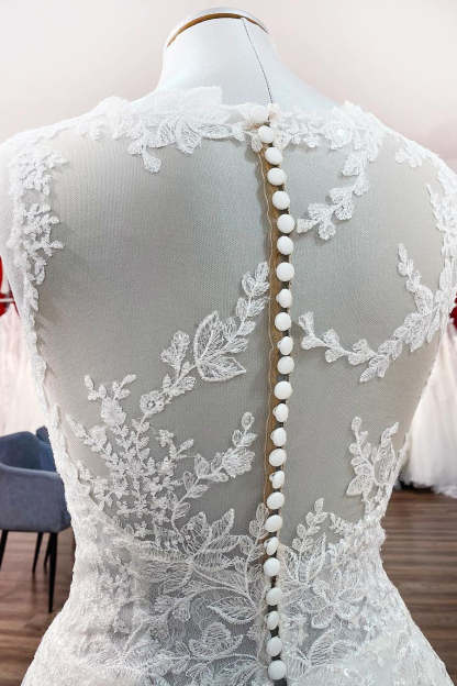 Chicloth Graceful Jewel Tulle Ivory A-Line Wedding Dresses With Lace Appliques