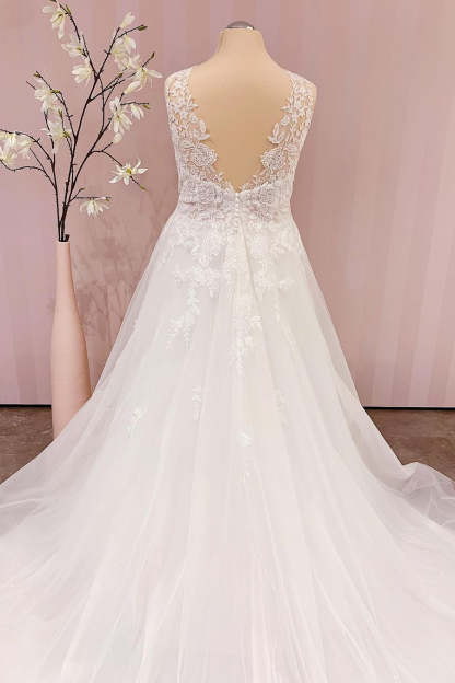 Chicloth Delicate Lace V-Neck Long Wedding Dress Sleeveless