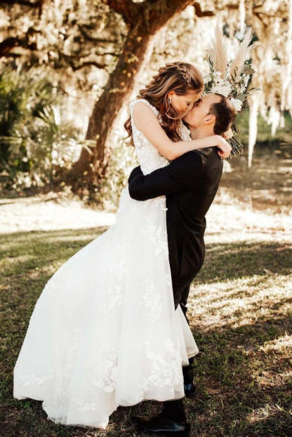 Chicloth Sleeveless Princess Wedding Dress V-Neck With Lace Appliques