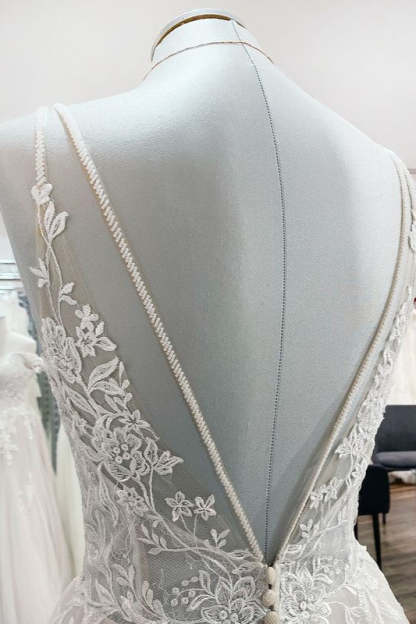 Chicloth Spaghetti Straps V Neck Tulle Ivory Lace A-Line Wedding Dresses
