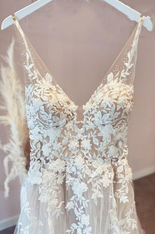 Chicloth V-Neck Sleeveless Wedding Dress Lace Appliques Long