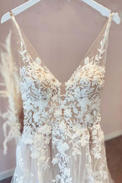 Chicloth V-Neck Sleeveless Wedding Dress Lace Appliques Long