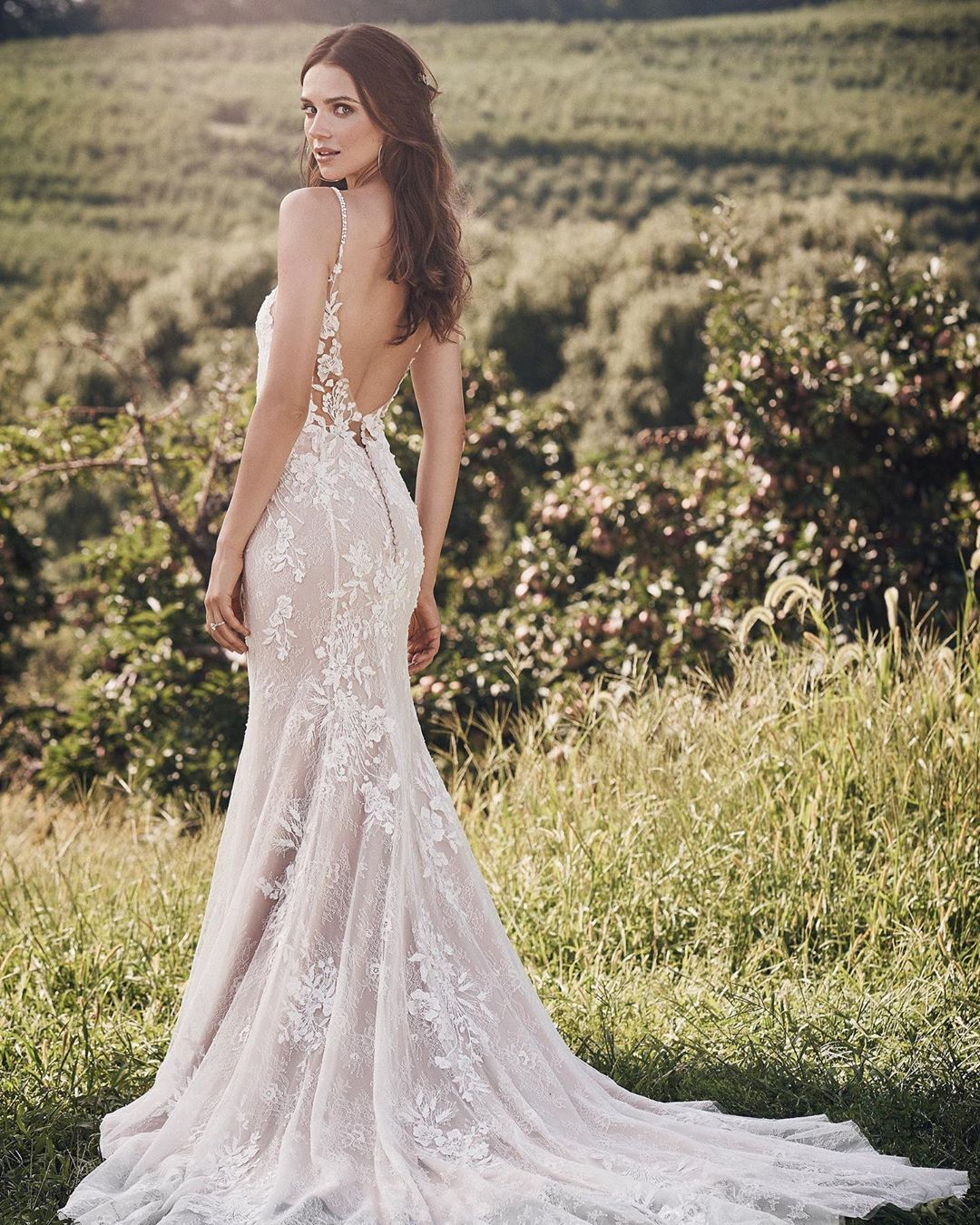 Mermaid ivory lace sleeveless long wedding dress
