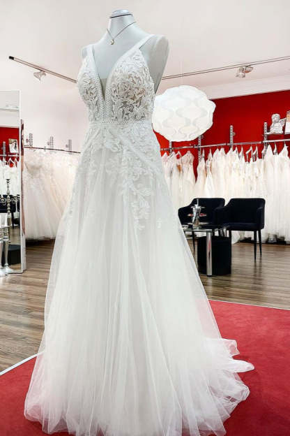 Chicloth Sleeveless Ivory Lace Appliques A-Line Wedding Dresses