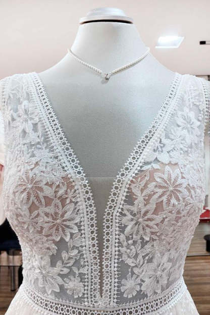 Chicloth Beautiful Lace Appliques Tulle A-Line Wedding Dresses