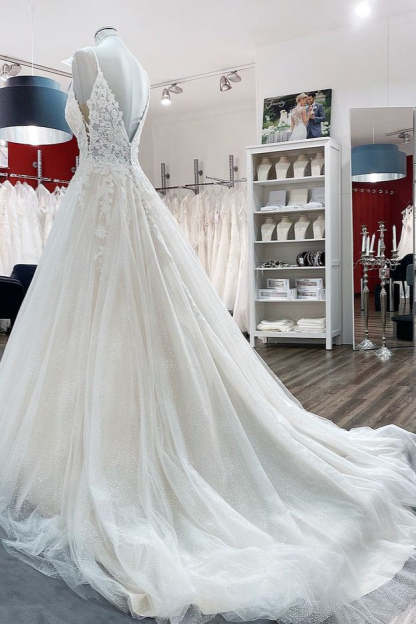 Chicloth Spaghetti Straps Tulle Lace Appliques A-Line Wedding Dresses