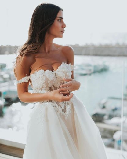Chicloth Off-the-Shoulder Wedding Dress Tulle Long With Appliques