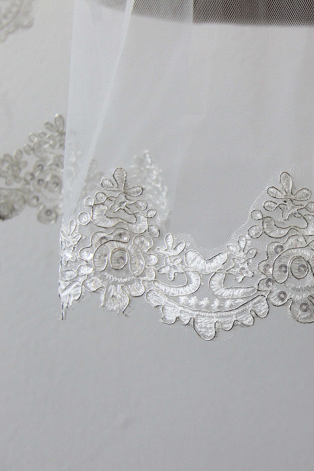 Elegant Lace Applique Edge Tulle Wedding Veil