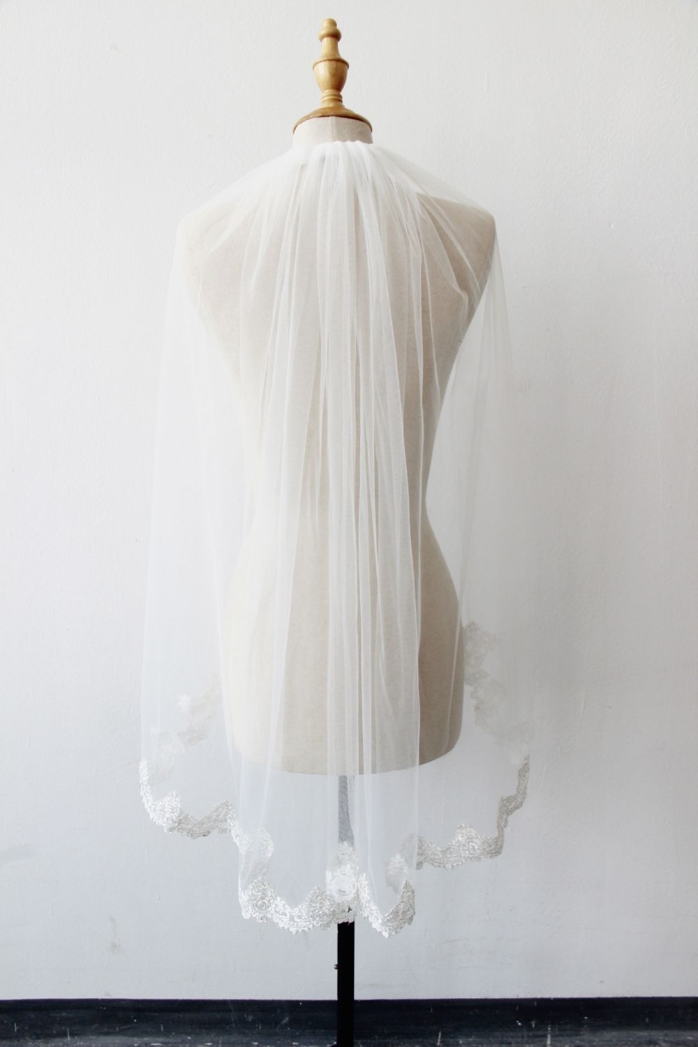 Elegant Tulle Wedding Veil with Delicate Lace Applique Border