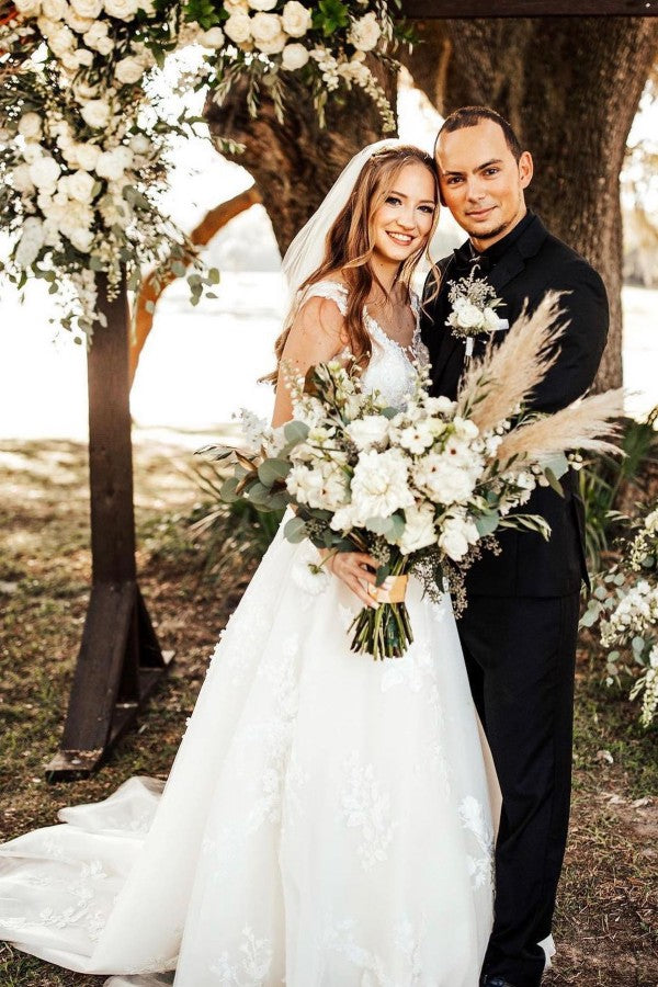 Chicloth Sleeveless Princess Wedding Dress V-Neck With Lace Appliques