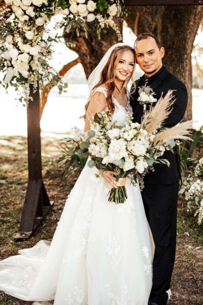 Chicloth Sleeveless Princess Wedding Dress V-Neck With Lace Appliques